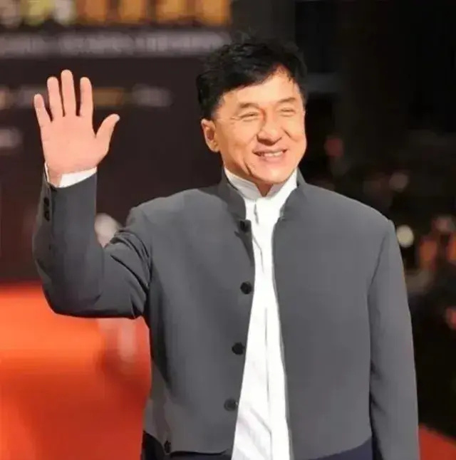 成龙老了!70岁近照曝光,满头白发难掩沧桑,网友直呼岁月不饶人