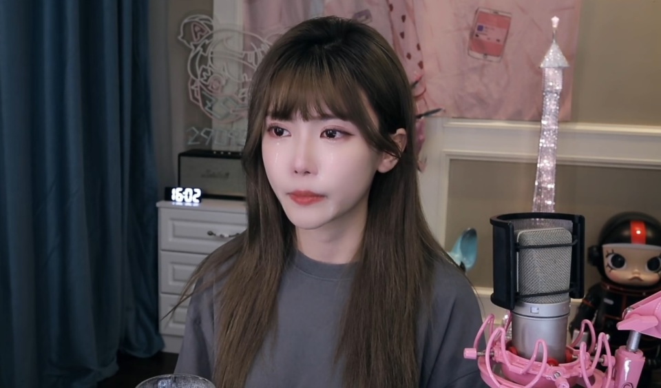 lpl女解说人设崩塌,男友被曝光,大量骗粉丝钱,连续作死被锤