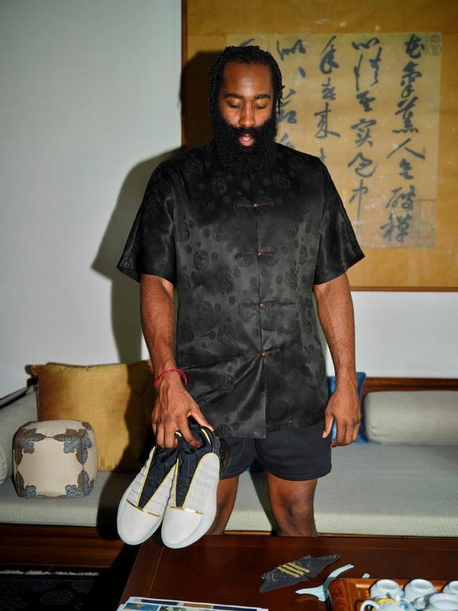 小卡公开晒唐装照 哈登送中国台湾球迷球鞋 威少雇佣失业的科比助理