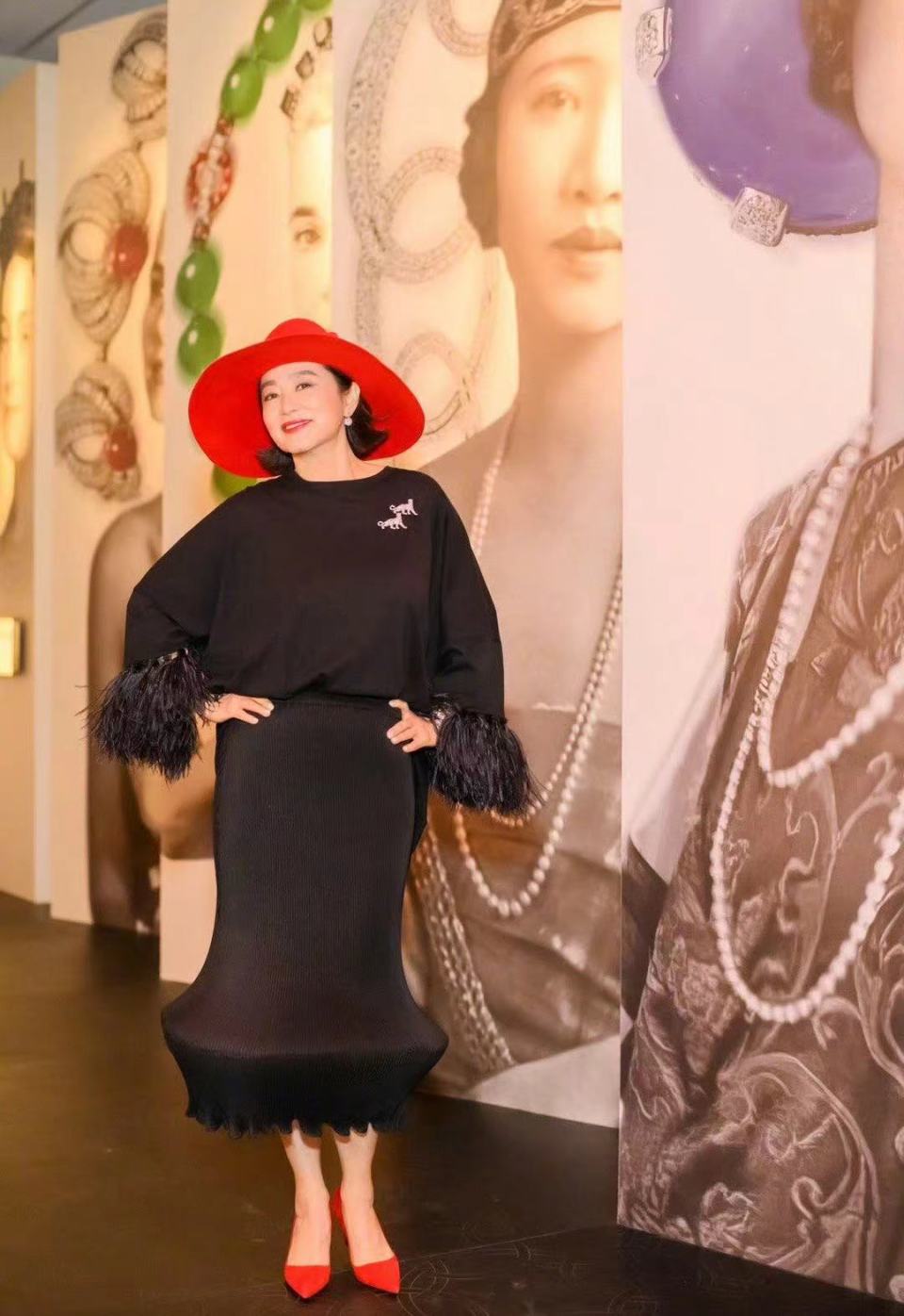 69岁林青霞被偶遇,听到被夸漂亮,亲切回应"谢谢"