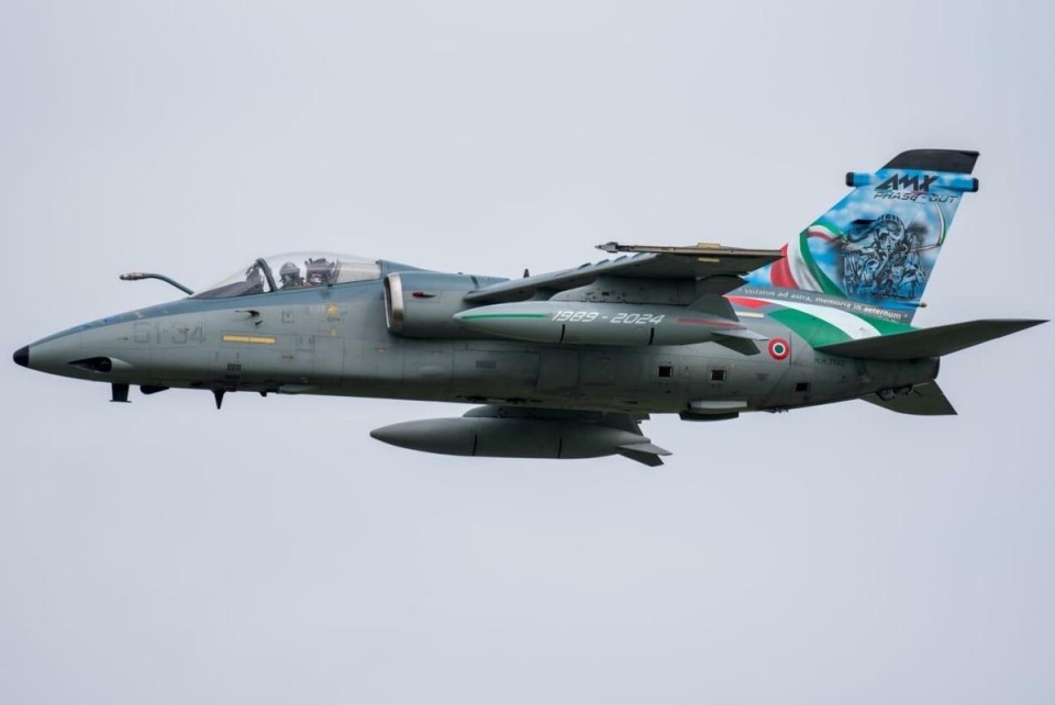 服役35年后 意大利空军的amx攻击机正式退役 将由台