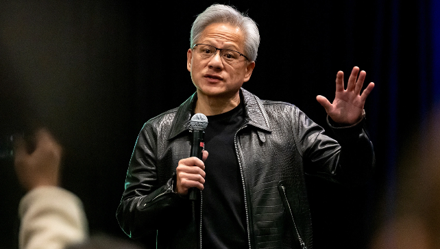 黄仁勋穿过的黑色皮夹克将被拍卖，预计成交价4万至6万美元