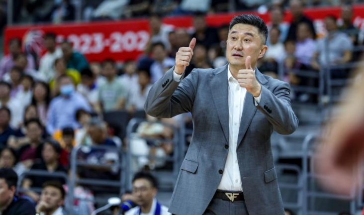 13分8板 15分5板!广东2米13大中锋季后赛大放异彩,杜锋没看错人