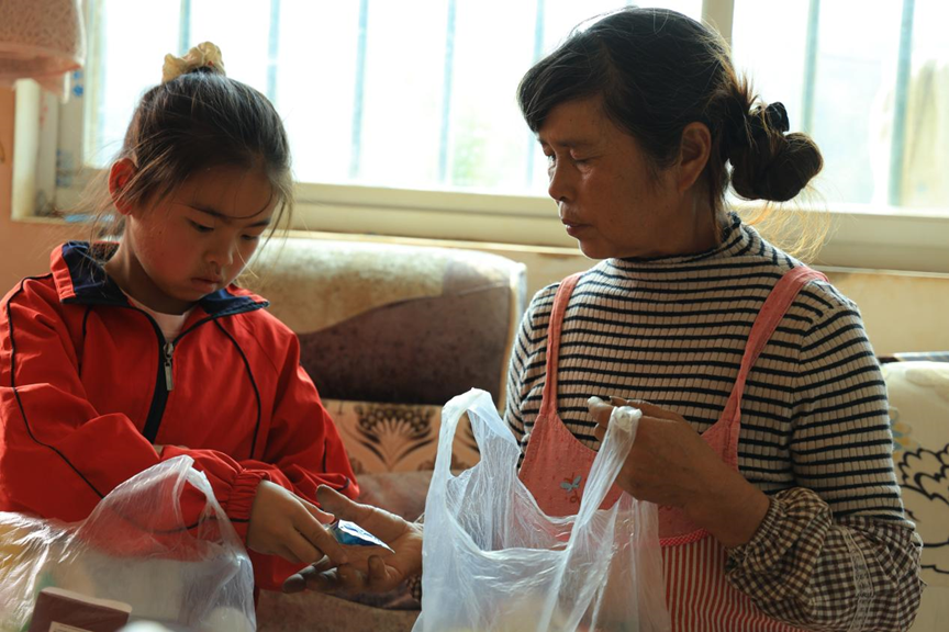 兒媳撇下和前夫生的娃消失，兒子不願承擔繼父責任，老人把女童當親孫女養了八年