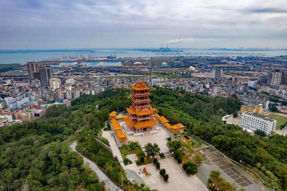 防城港的地理位置和气候特点防城港位于北部湾,是广西一个著名的海滨