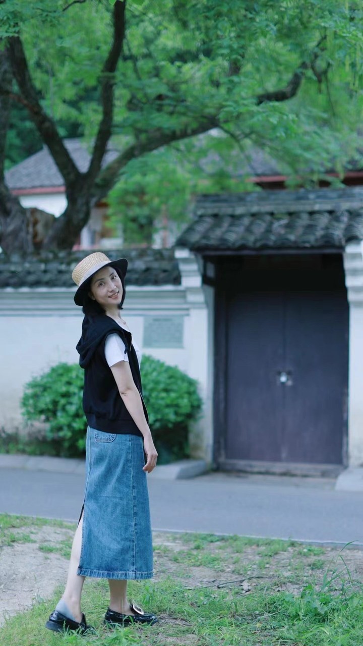 一件白色绣花斜襟小褂,一条蓝底粉白碎花窄裙,优雅地托着茶盏浅浅品尝