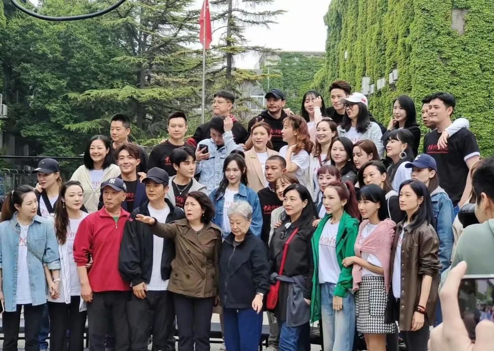 唐嫣同学聚会合影,带妆拍照被嘲有心机,文章满脸沧桑酷似小老头_腾讯