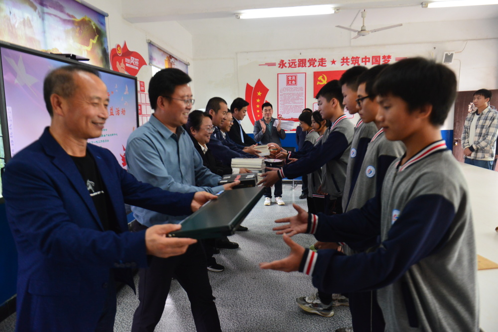 暨智能无人装备产业创新中心一行,在咸安区双溪镇双溪中学和担山中学