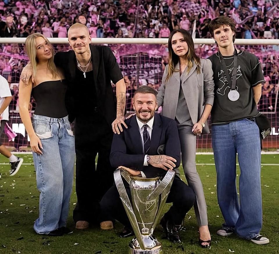 贝克汉姆夫妇新年示好26岁长子，你是我的生命，却遭儿媳嘲讽-腾讯新闻