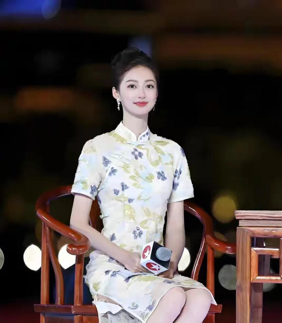 上海卫视主持人冯琳，美貌与实力并存，全网都在喊“校花天花板”_腾讯新闻