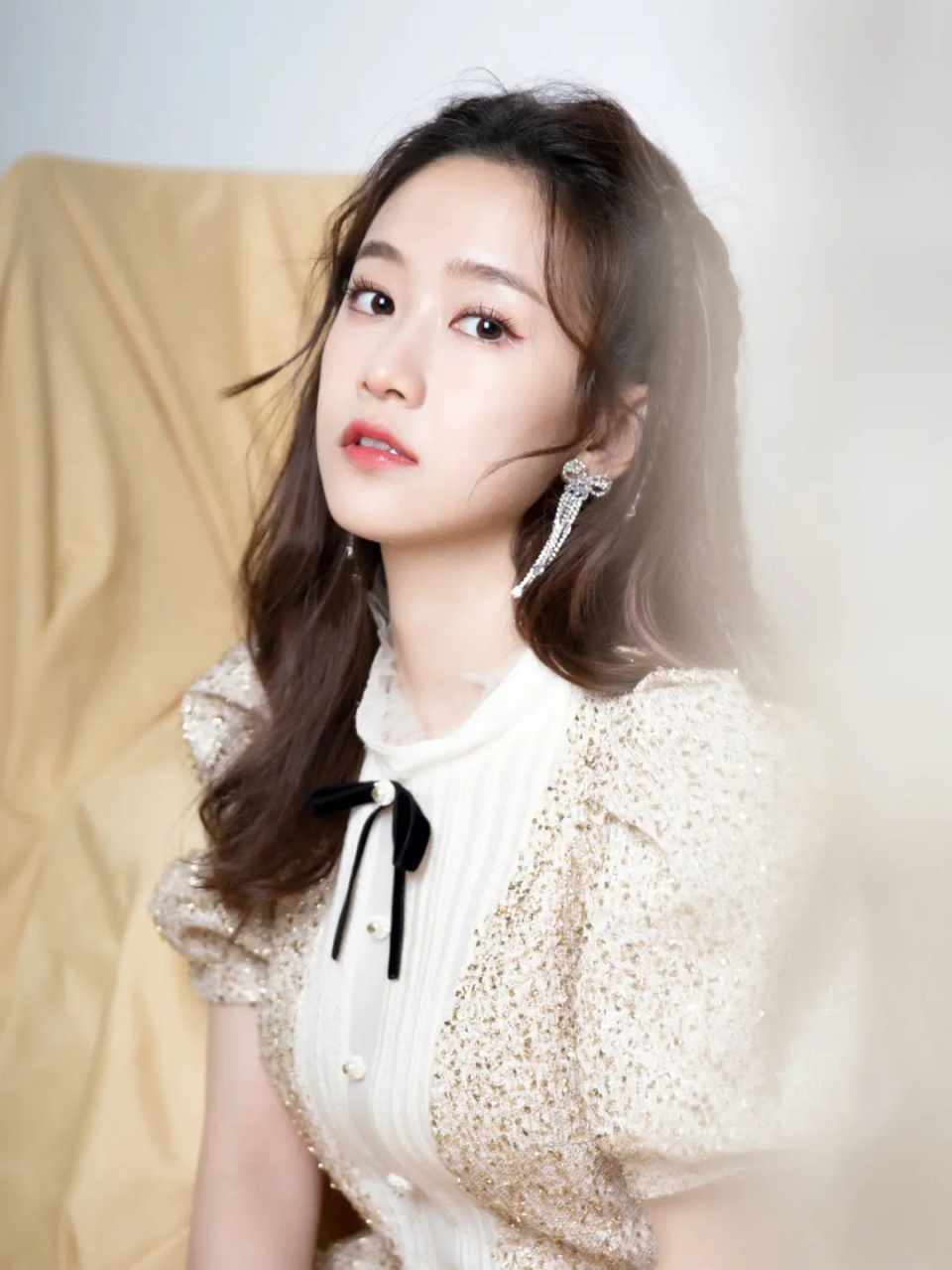 刘美含虽然是年少出道,算是童星出身,首次就是跟杨紫合作《女生日记》