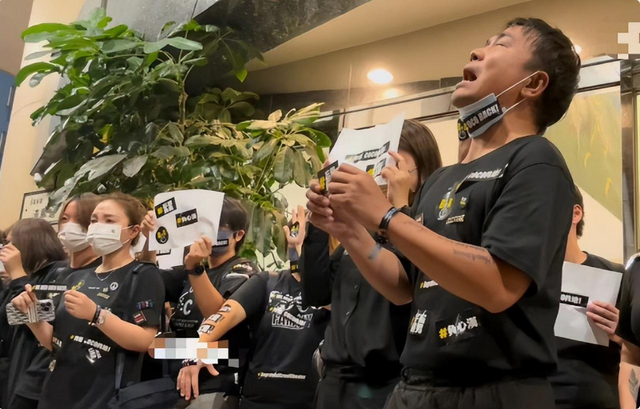 乐裕民参加李玟葬礼,受到二次伤害掩面哭泣,不知疼痛还是后悔了_腾讯