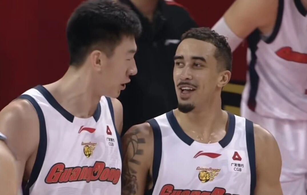 CCTV5+直播，廣東男籃對陣衛冕冠軍，後場優勢明顯，杜鋒帶隊衝擊三連勝 - 