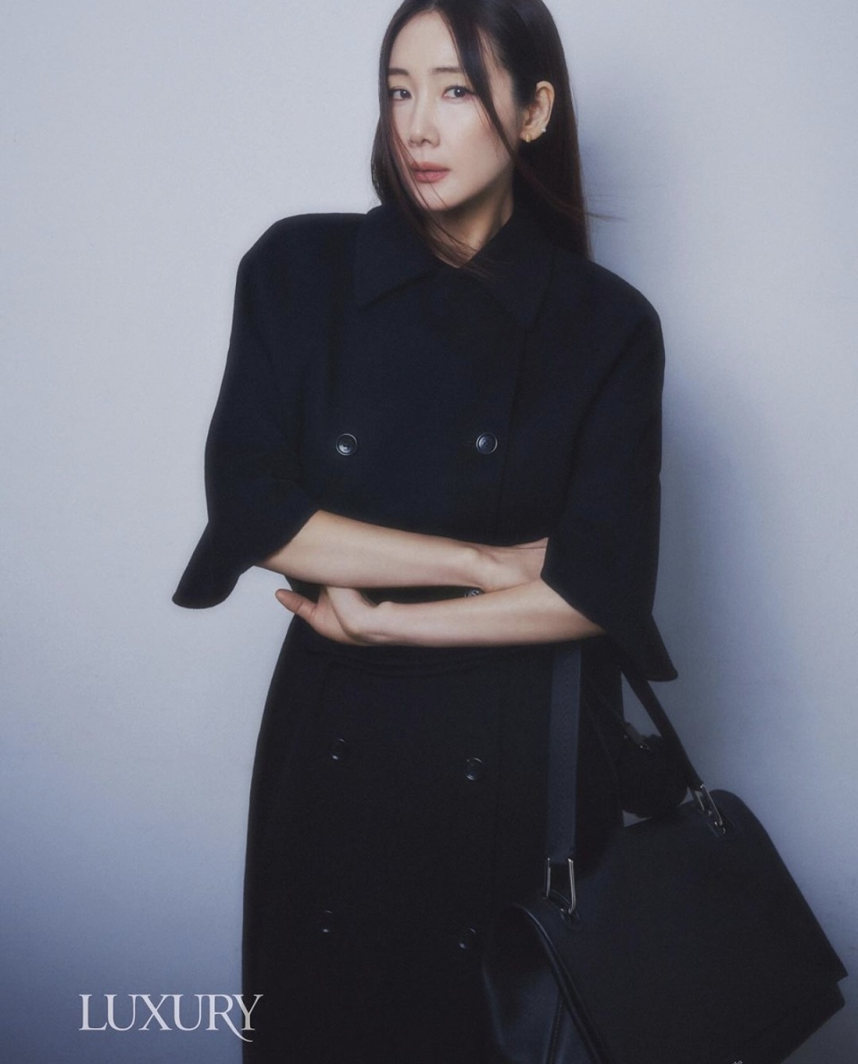 19日,演员崔智友在个人社交平台上分享了多张照片.