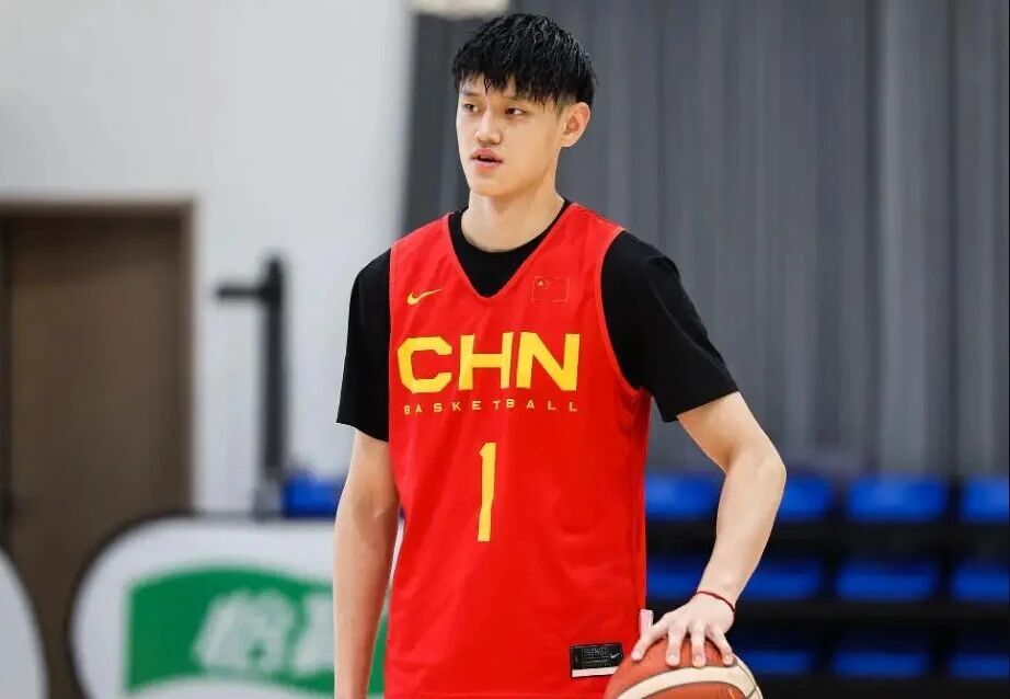 中国男篮七人离队，曾凡博膝盖伤情严重，广东旧将加盟宁波男篮_腾讯新闻