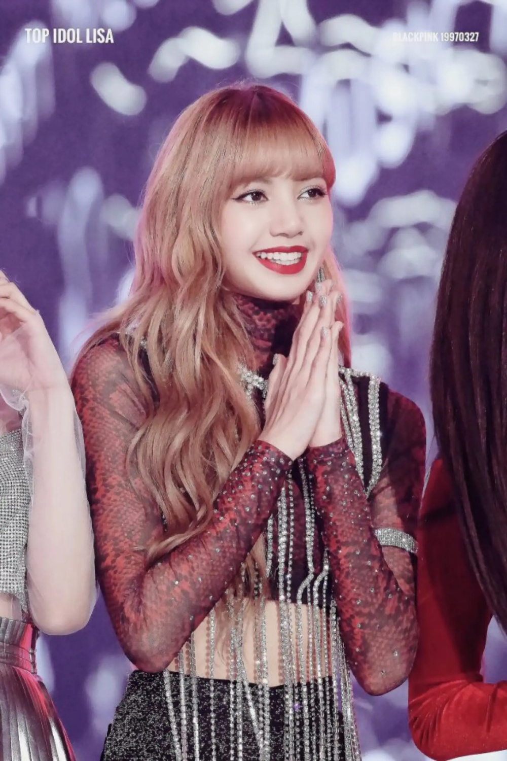 不过近日,lisa传出再次跟yg签约的消息,blackpink队