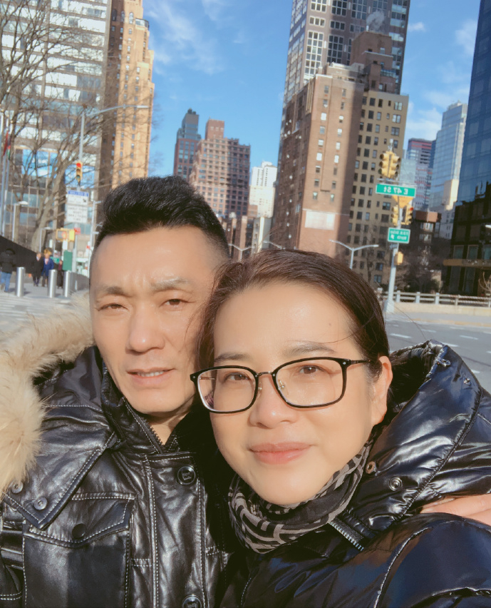 其实要说含笑有什么背景,我个人认为无非就是"他老婆是制片人",可能是