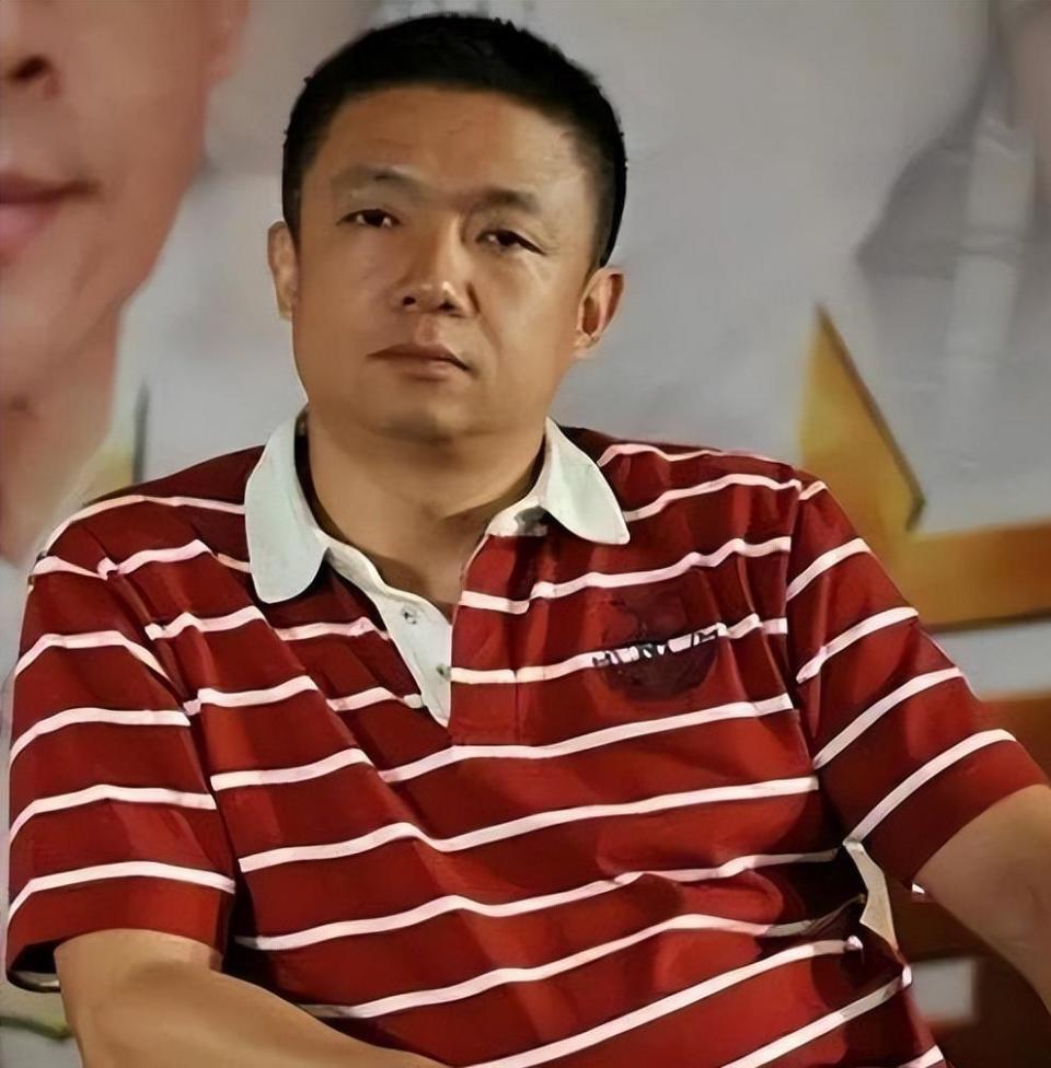 他是北京电影学院院长，娶小12岁女学生为妻，如今妻儿在英国生活_腾讯新闻