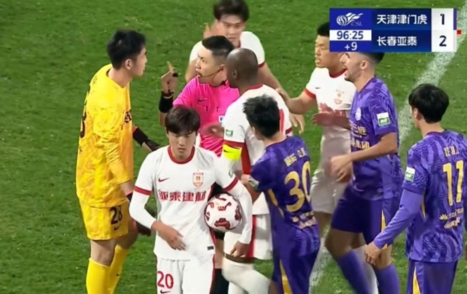 亚泰球员集体石化：3人连使3招拖延时间 却在100分钟被津门虎绝平