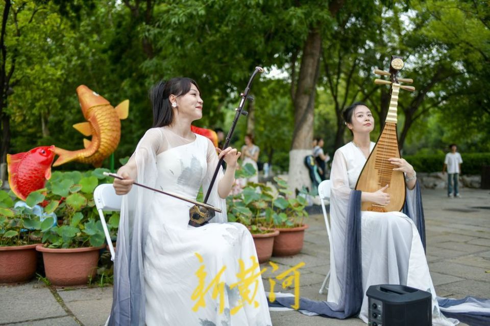这是山东演艺集团民族乐团的乐手们快闪表演的第5天,二胡演奏者韩露