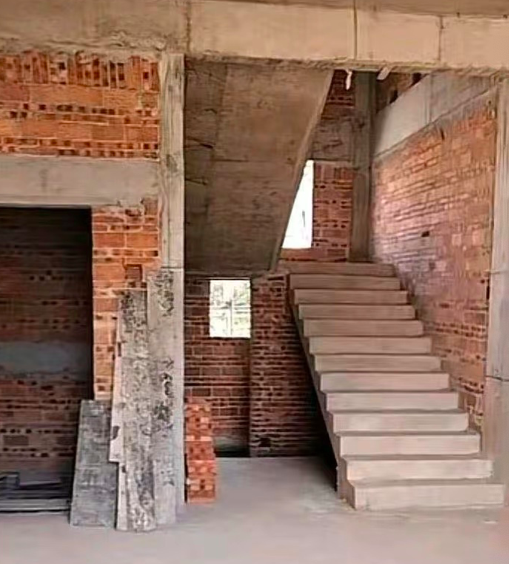 父亲晒现场施工照:两层破旧平房要变小洋楼