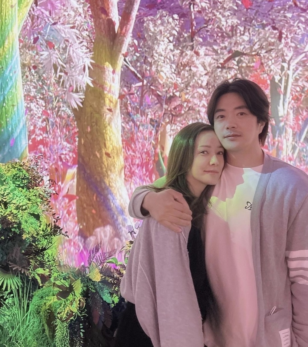 娱乐圈的模范夫妻,孙泰英被丈夫权相佑深情搂肩,幸福满满