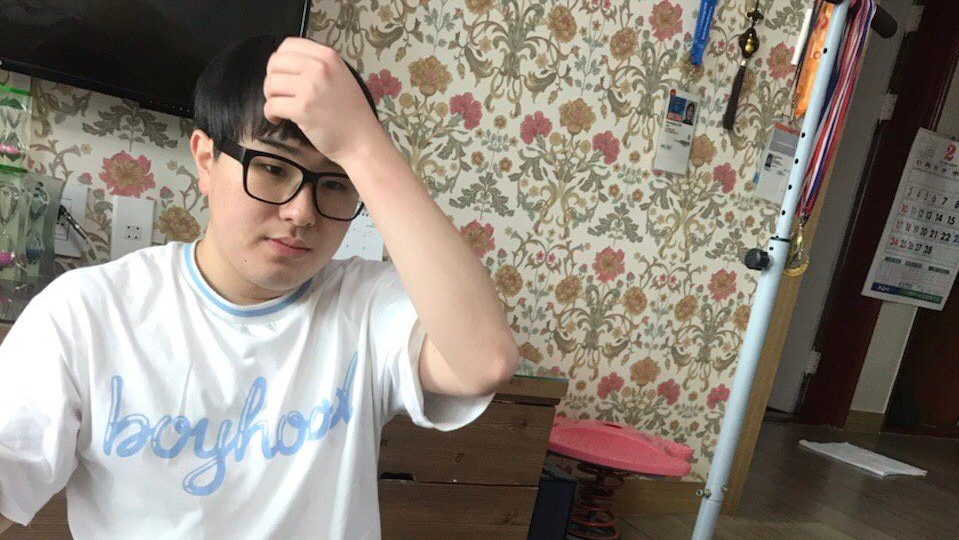 在dopa之后,其实还有一位靠操作成名的技术主播——金灿毅,常年韩服