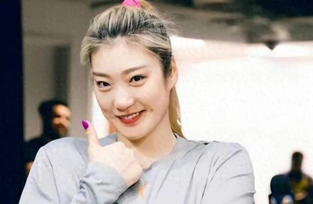 复出！张隆正式上任，亮相新岗位，李梦期待，前女篮领队欲证明自我_腾讯新闻