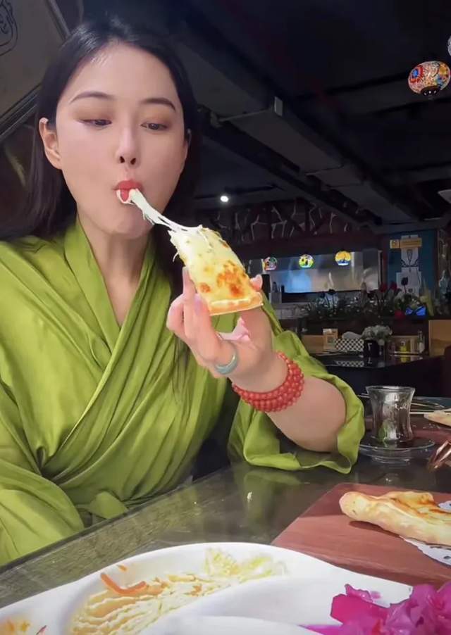 张馨予唇膏的简单介绍