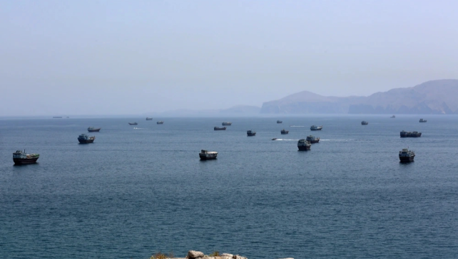货船阿曼湾遇袭，霍尔木兹海峡疏散紧急暂停