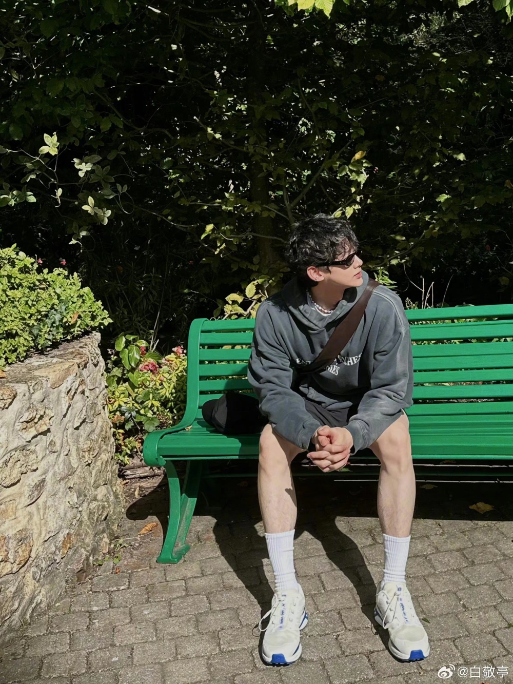 宋轶晒白敬亭同款背景照,男友视角镜头曝光_腾讯新闻