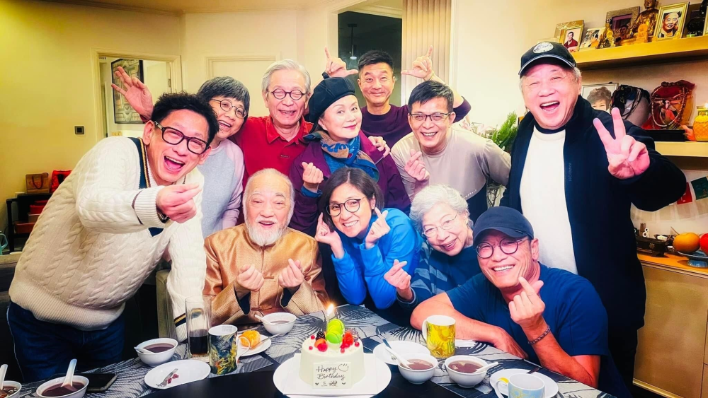 卢俊宇晒祖孙合照告别亡父卢海潮坐后座面露灿笑孙女站车前排