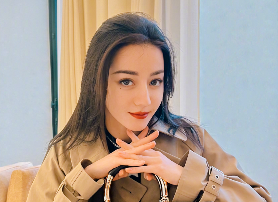 热巴近照下巴圆润悄悄出国工作被曝光知情人称黄景瑜秘密陪同