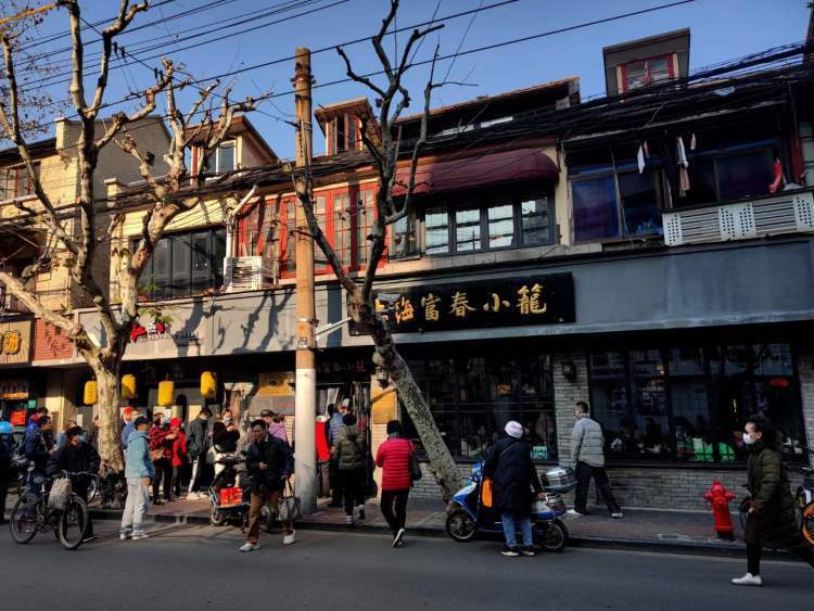 新开的"富春小笼"为何玩起文字游戏?店招背后原来有故事!_腾讯新闻