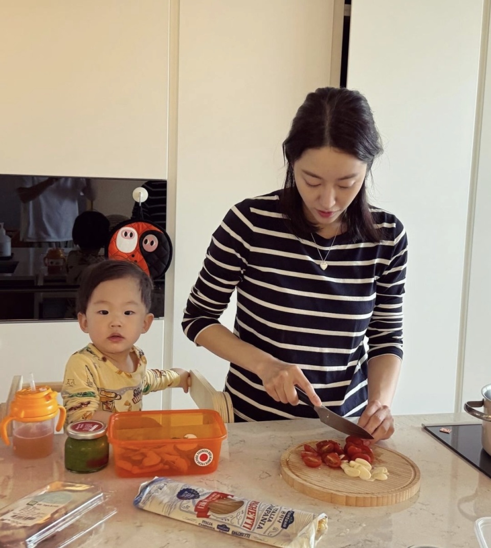 演员全慧彬晒照记录育儿生活亲自为儿子剪发温馨又幸福