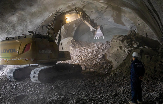 沈白高铁第二特长隧道施工再迎新进展_腾讯新闻