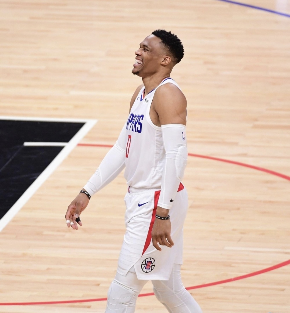 浓眉时,威少打得畏手畏脚,完全没有昔日联盟三双王的霸气!