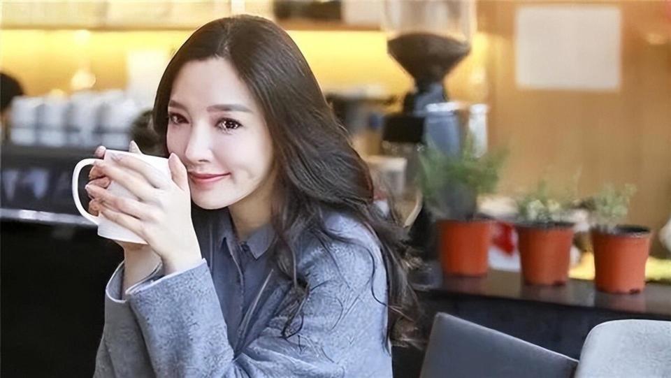 上海主持人刘彦池：曾是王励勤女友，两嫁豪门后，39岁再上新台阶_腾讯新闻
