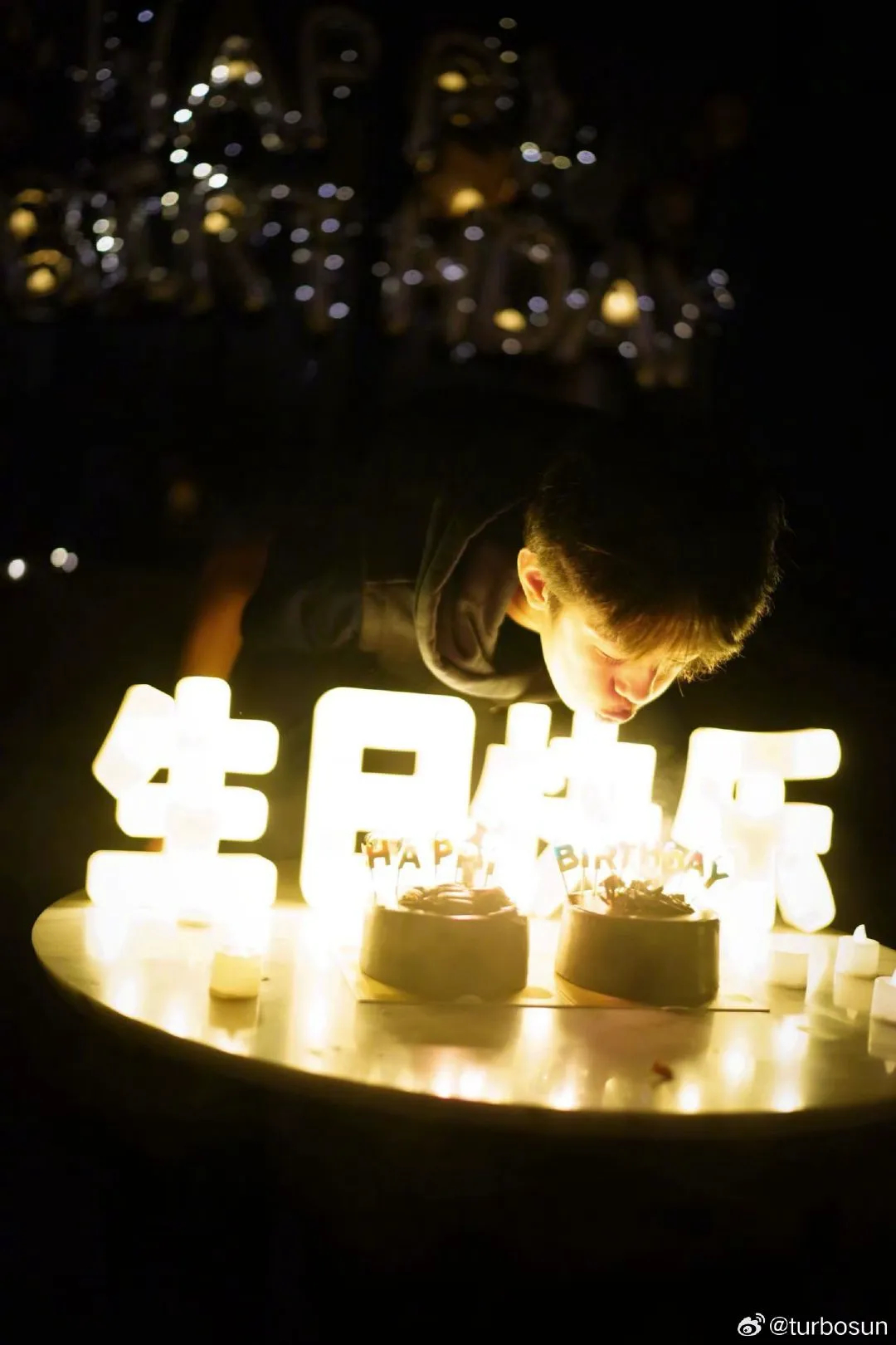 孫儷鄧超為兒子慶生，一家三口同框好有愛，等等被爸媽親到臉變形 - 