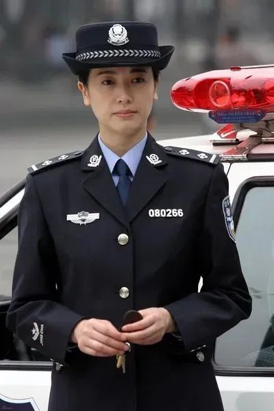 面对求职公司的hr,小心翼翼,无比卑微;在家却又装作若无其事,安慰老婆
