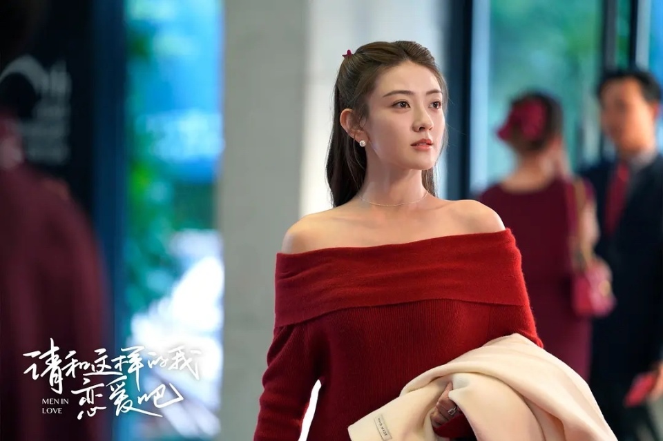 女演员的长相很重要,同样30岁的徐璐与梁洁对比,妩媚与骨感一目了然