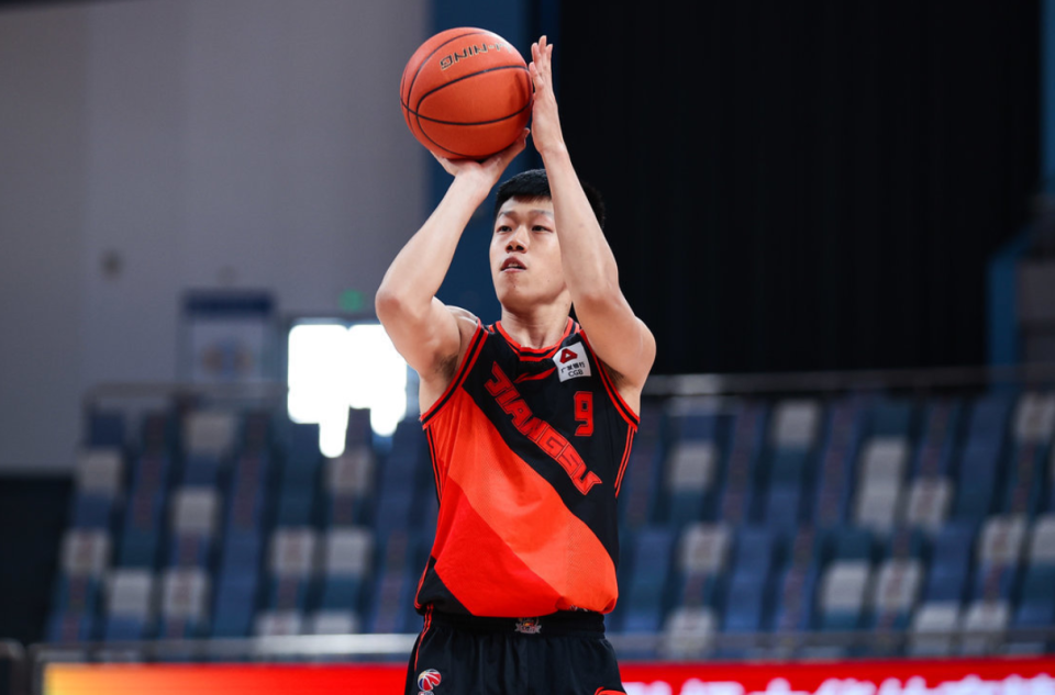 "江苏男篮与许梦君合同到期,双方并没有继续合作的意向,后者正在他