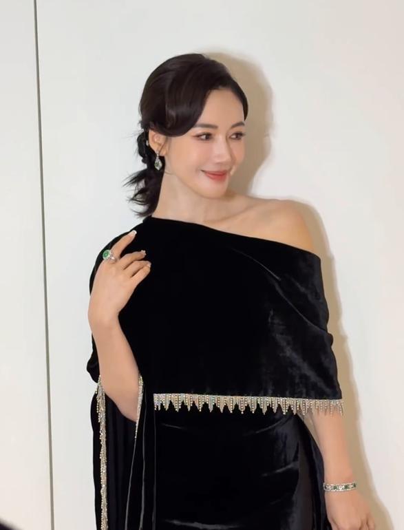 李施嬅再次陪跑後，發圖片曬心情，評論區清一色的鼓勵：你是無冕之王 - 