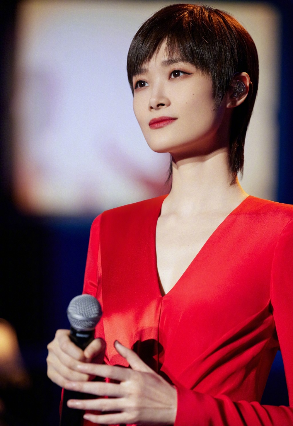 李宇春穿的国泰民安,周深像老干部,张杰最有品味_腾讯新闻