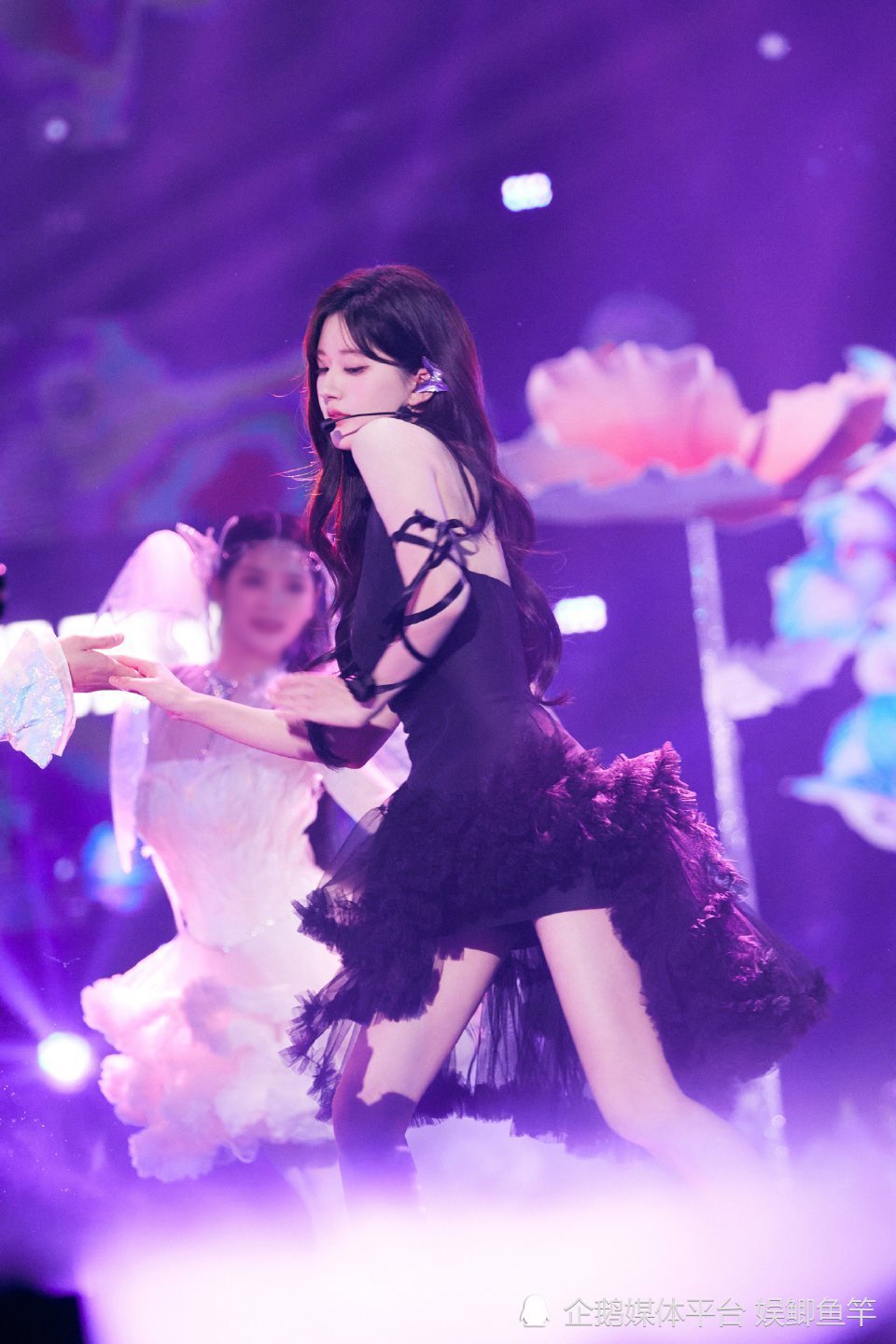 赵露思跨年舞台意外撞脸张元英颇有女团门面既视感