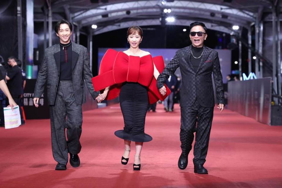 昔日跟班陈汉典荣获最佳主持人奖,小s的祝福却满满都是酸味!_腾讯新闻