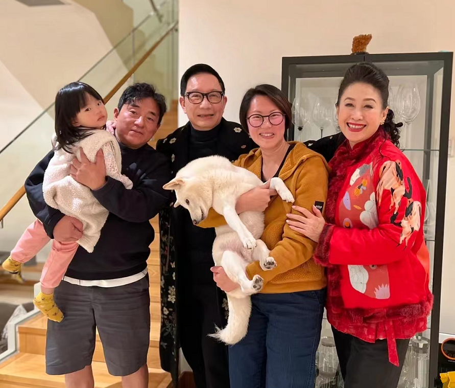 58岁吕方与富婆妻子豪宅宴客,亲自下厨做一桌菜,2岁女儿太可爱_腾讯