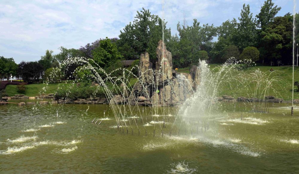 重庆巴南龙洲湾公园深受游客欢迎