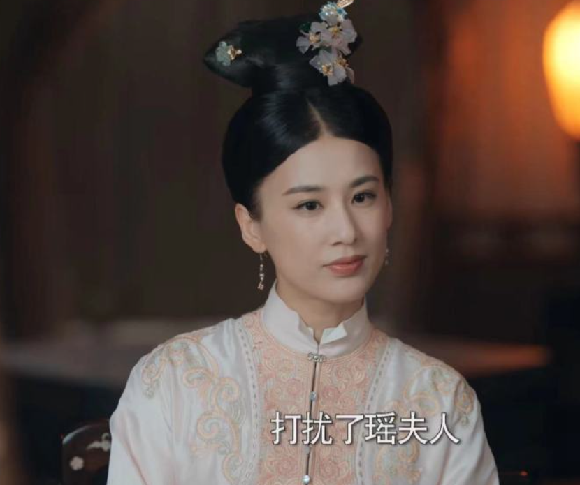 《岁岁青莲》逆风翻盘,躲过了何泓姗,却对40岁黄圣依挪不开眼!