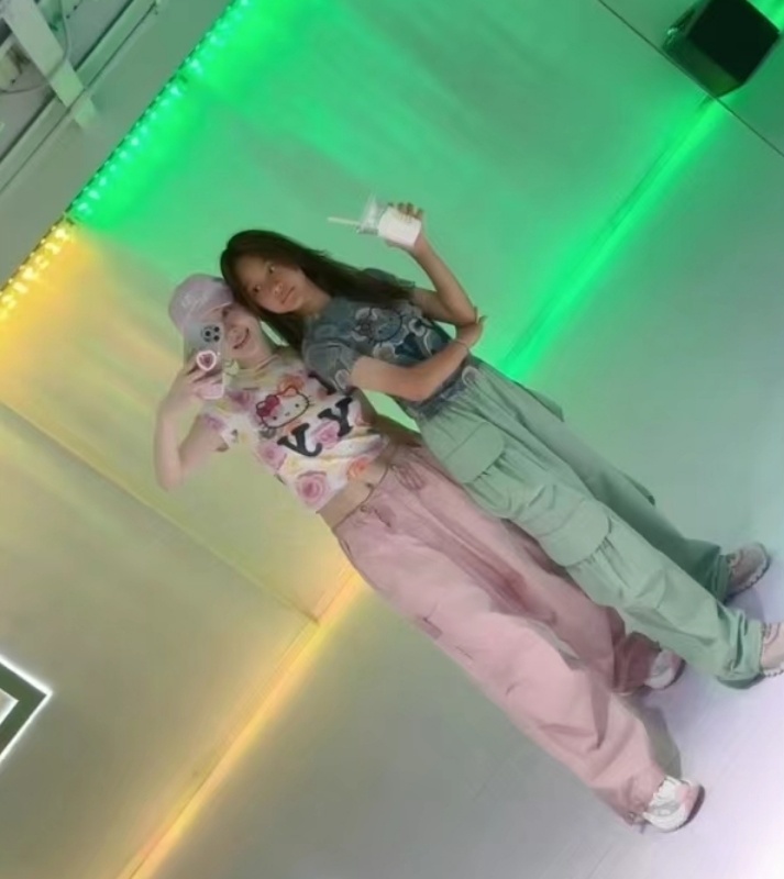 李小璐陪女儿上舞蹈课,甜馨舞姿酷飒赶超妈妈,母女俩共用一张脸